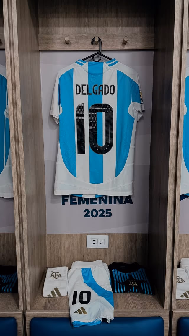 Camiseta número 10 de Delgado colgada en el vestuario de la selección argentina femenina Sub-17